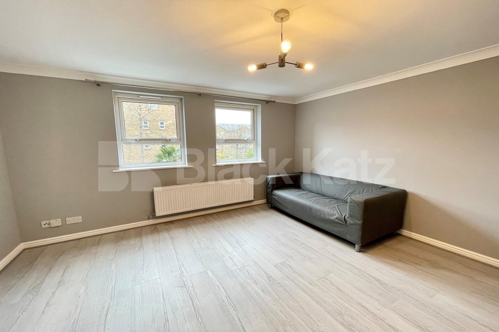  915 Sq. Ft  (85 Sq. Mts.) of living & entertaining space & private parking Beaulieu Lodge - 13 Schooner Close, Isle of Dogs